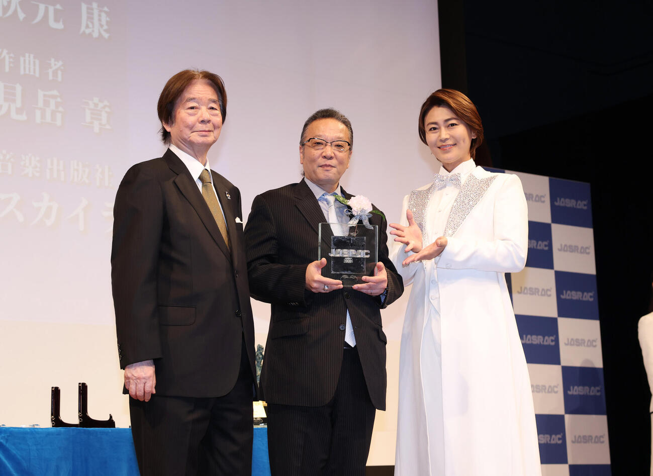 2026年JASRAC賞贈呈式で笑顔で目線を向ける左から日本音楽著作権協会石原信一会長、スカイラーク音楽出版株式会社加藤和也代表取締役、氷川きよし（撮影・増田悦実）＝2026年5月20日