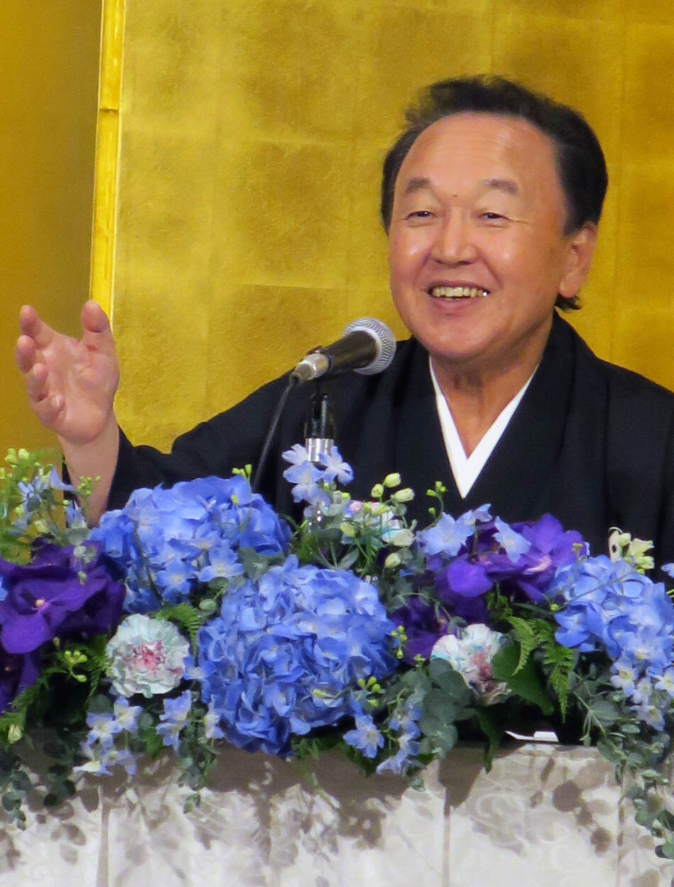 旭日小綬章を受章し、記者会見で喜びを語る京山幸枝若