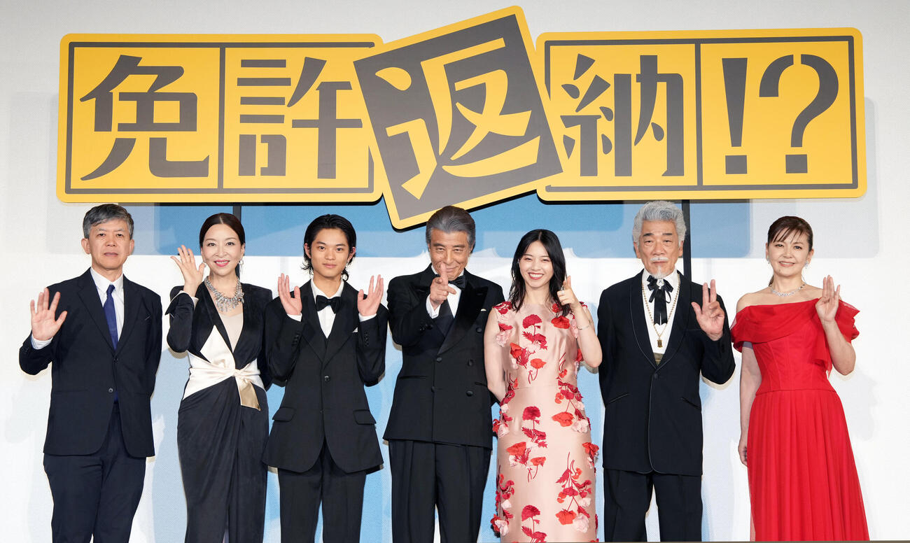 映画「免許返納！？」舞台あいさつに登場する、左から河合勇人監督、真矢ミキ、黒川想矢、舘ひろし、西野七瀬、宇崎竜童、南野陽子（撮影・小島史椰）＝2026年5月20日