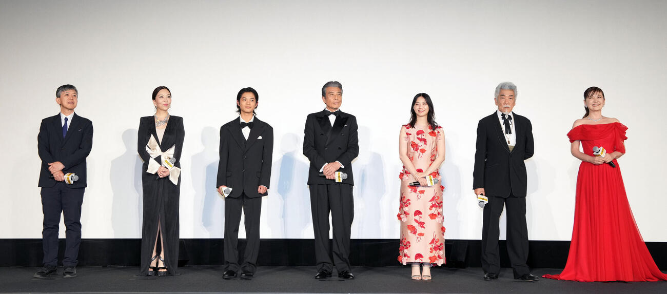 映画「免許返納！？」舞台あいさつに登場する、左から河合勇人監督、真矢ミキ、黒川想矢、舘ひろし、西野七瀬、宇崎竜童、南野陽子（撮影・小島史椰）＝2026年5月20日