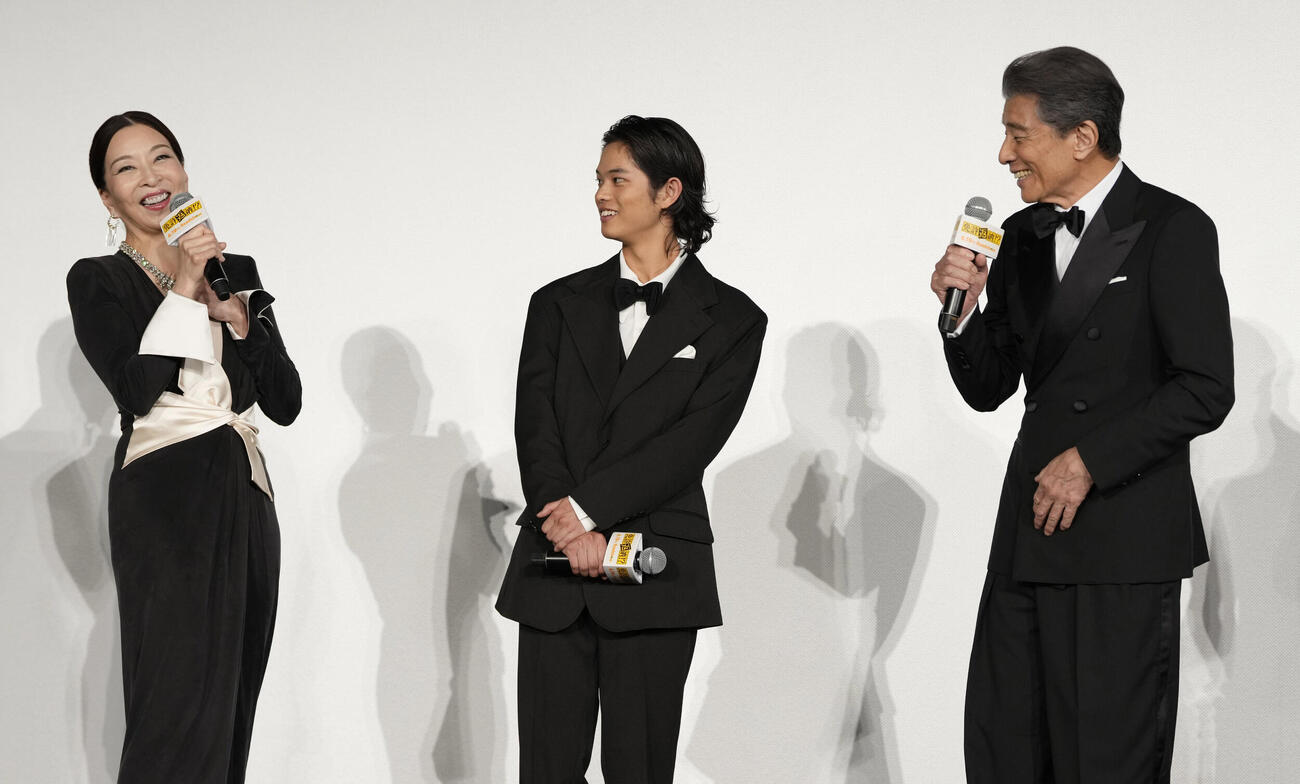 映画「免許返納！？」舞台あいさつ　やり遂げたいことで舘ひろしとクルーズ船に乗りたいと話す真矢ミキ（左）（撮影・小島史椰）＝2026年5月20日