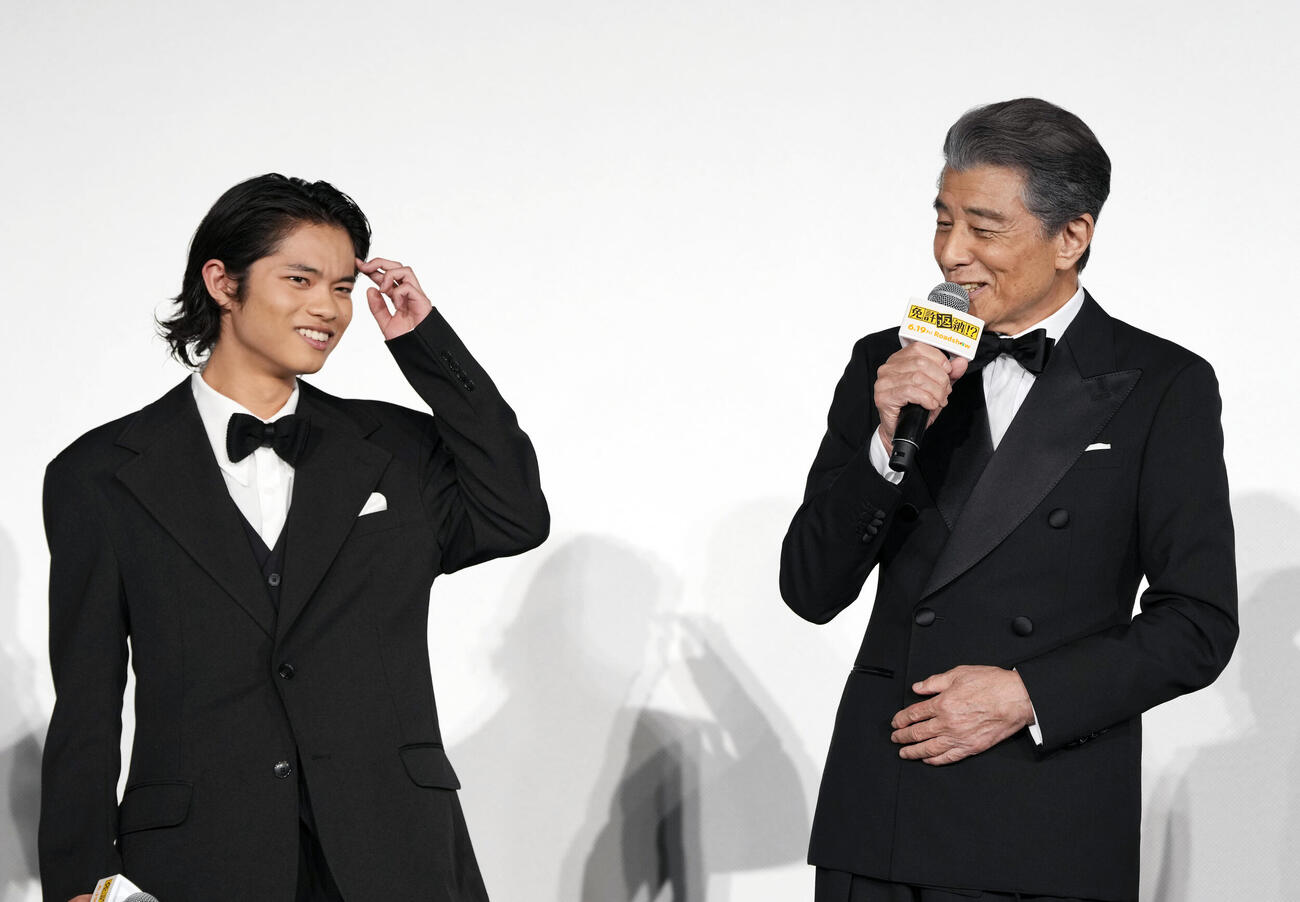映画「免許返納！？」舞台あいさつ　トークする黒川想矢（左）と舘ひろし（撮影・小島史椰）＝2026年5月20日