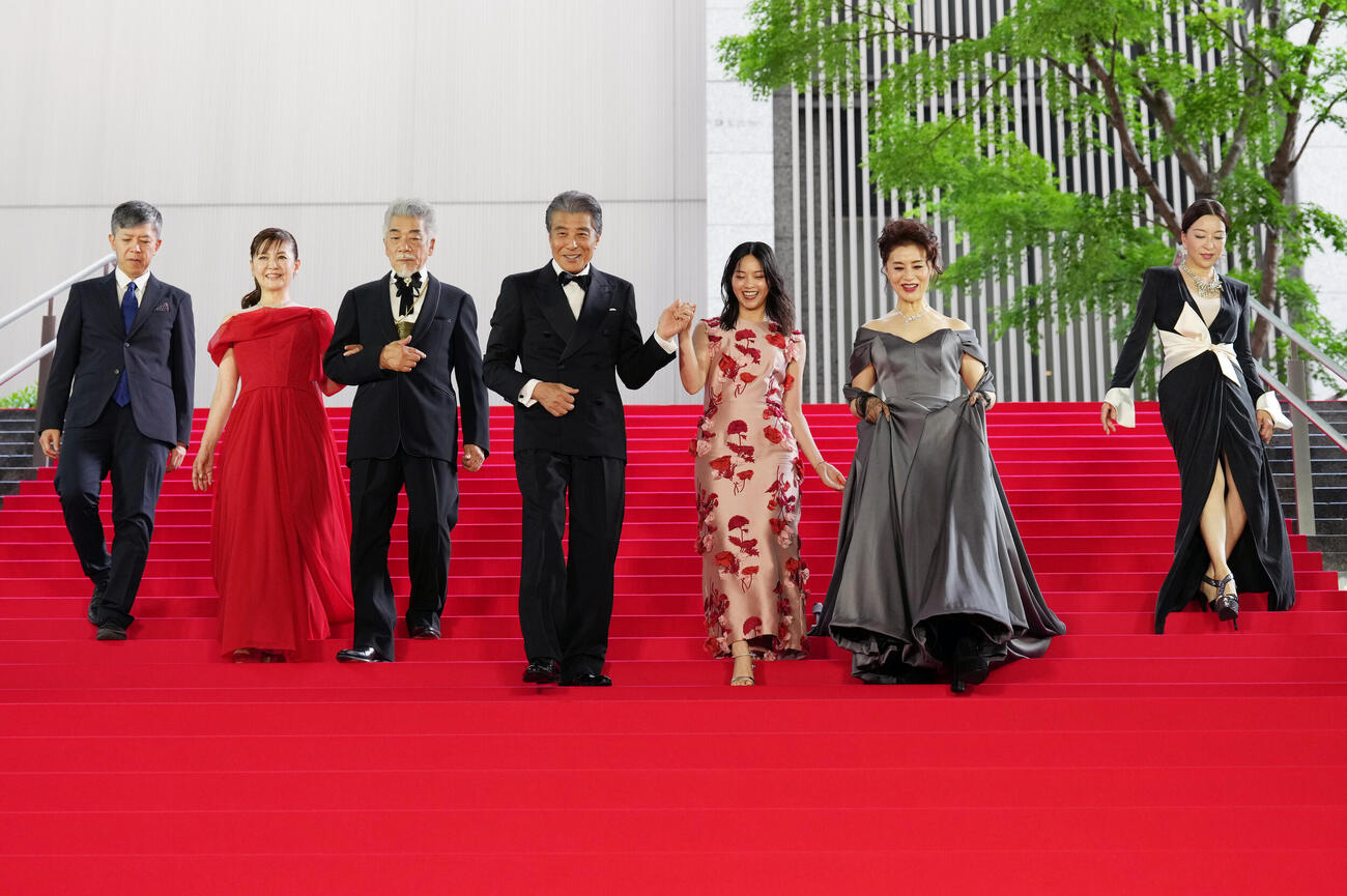 映画「免許返納!?」レッドカーペットイベントに登場する、左から河合勇人監督、南野陽子、宇崎竜童、舘ひろし、西野七瀬、大地真央、真矢ミキ（撮影・小島史椰）＝2026年5月20日