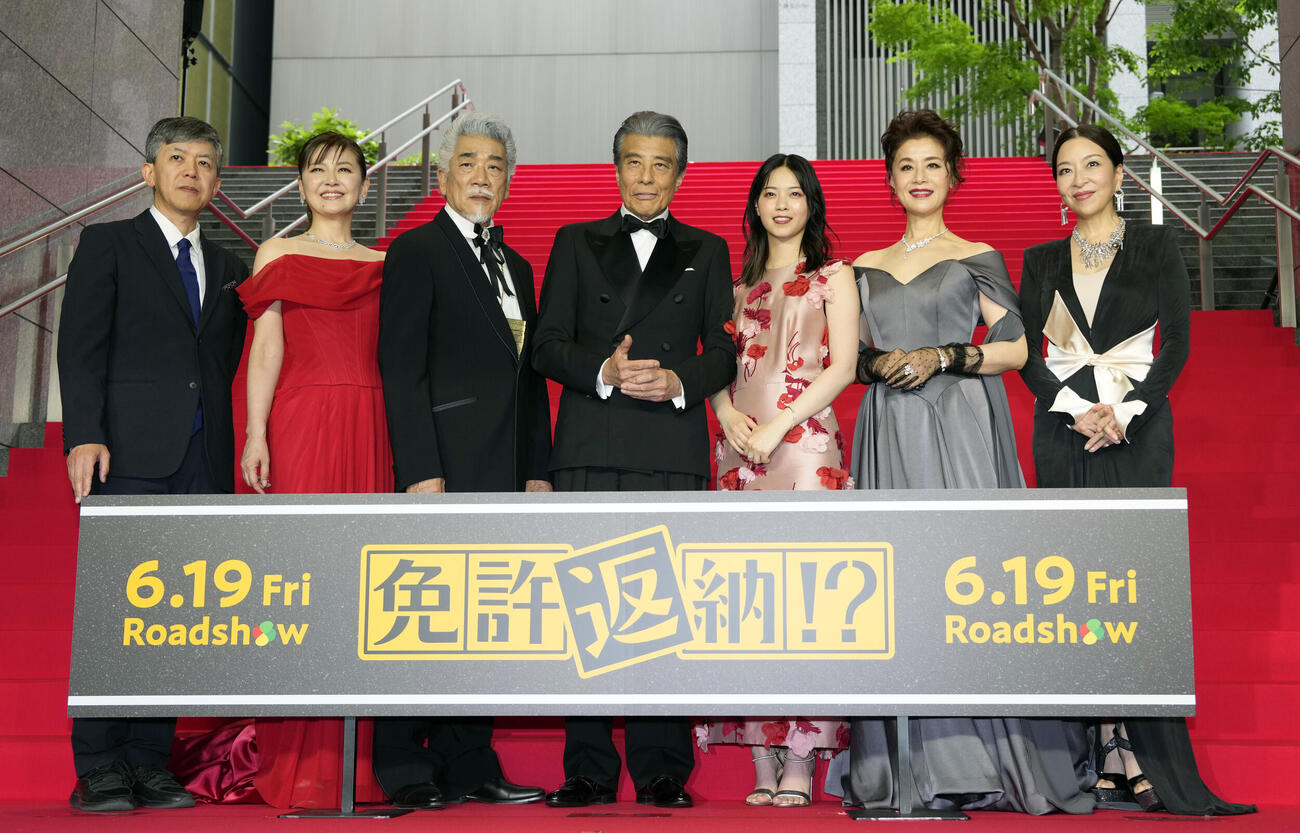映画「免許返納!?」レッドカーペットイベントに登場した、左から河合勇人監督、南野陽子、宇崎竜童、舘ひろし、西野七瀬、大地真央、真矢ミキ（撮影・小島史椰）＝2026年5月20日