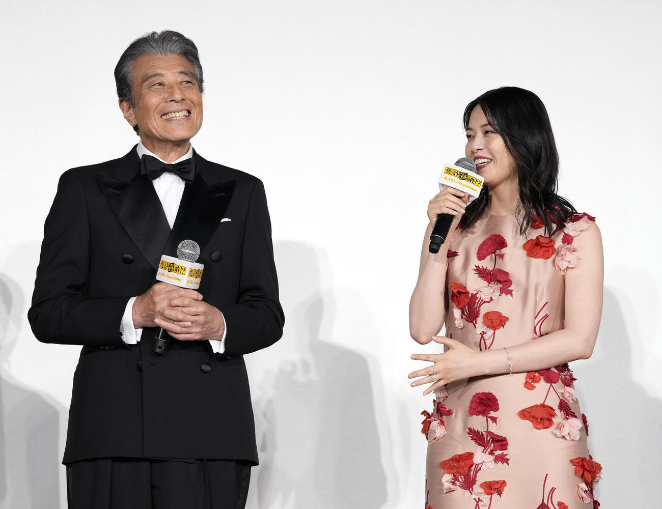 映画「免許返納！？」舞台あいさつ　笑顔を見せる舘ひろし（左）と西野七瀬（撮影・小島史椰）＝2026年5月20日