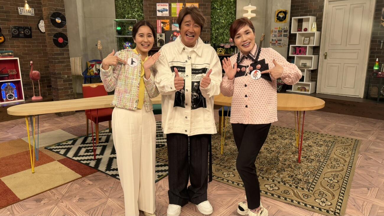 24日放送のNHK BSの音楽番組「歌える青春のベストソング」の収録に臨んだ、左から宮本真智アナウンサー、近藤真彦、平野ノラ