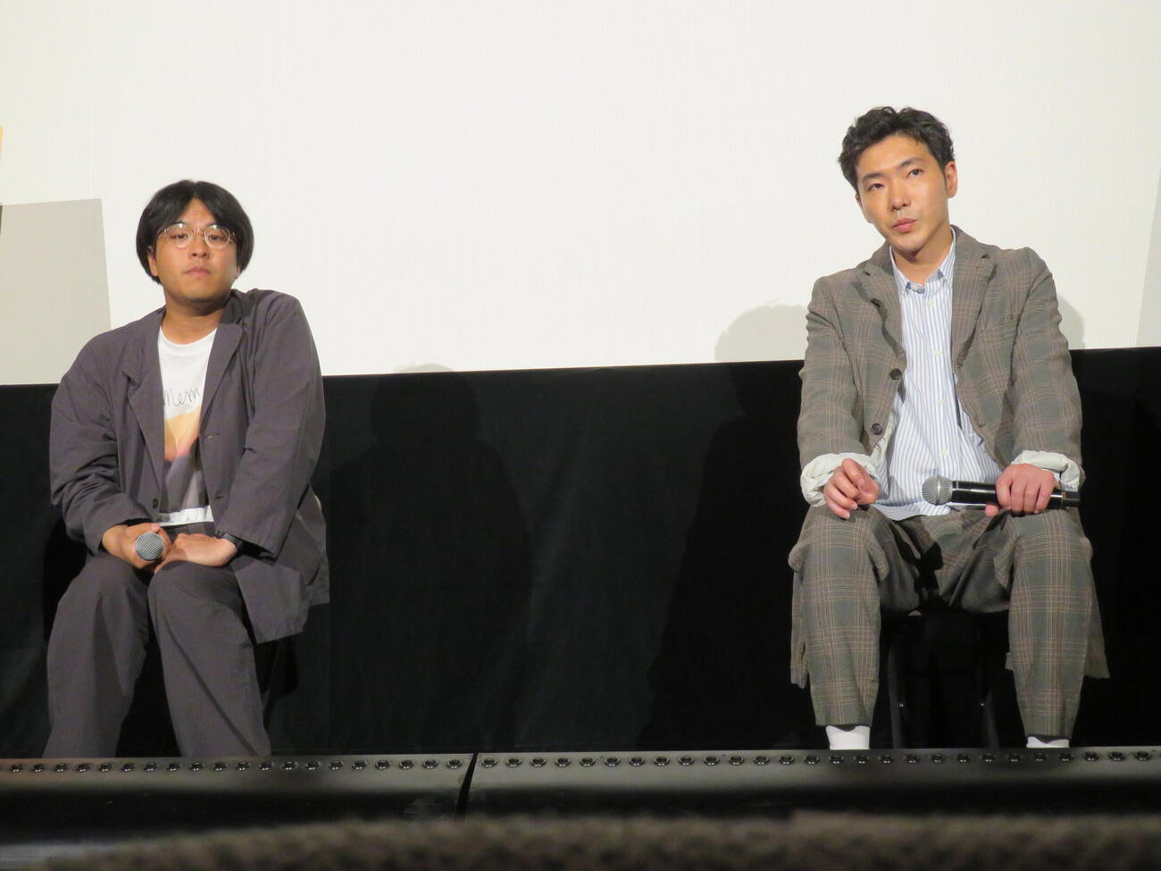 映画「メモリィズ」アフタートーク付き試写会に登壇した坂西未郁監督（左）と柄本佑（撮影・村上幸将）