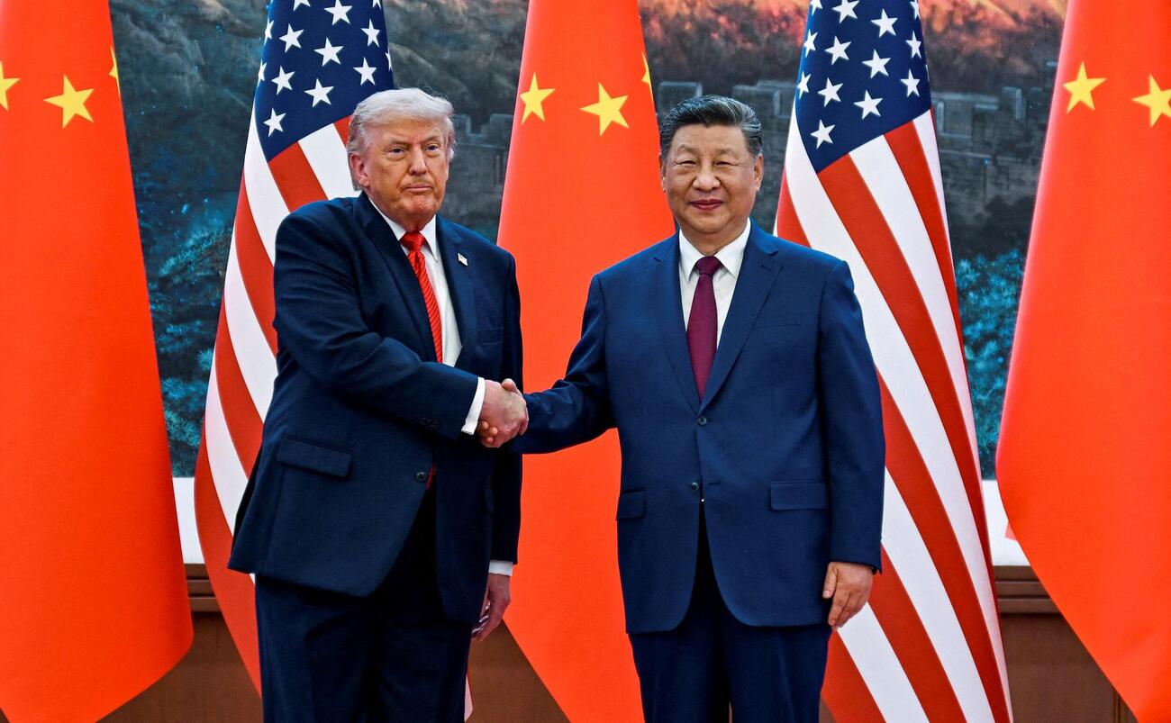 習国家主席と挨拶を交わすトランプ大統領（ロイター）