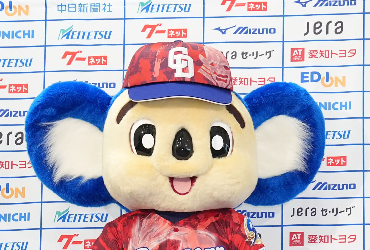 中日のマスコットキャラクター、ドアラ（2026年5月撮影）