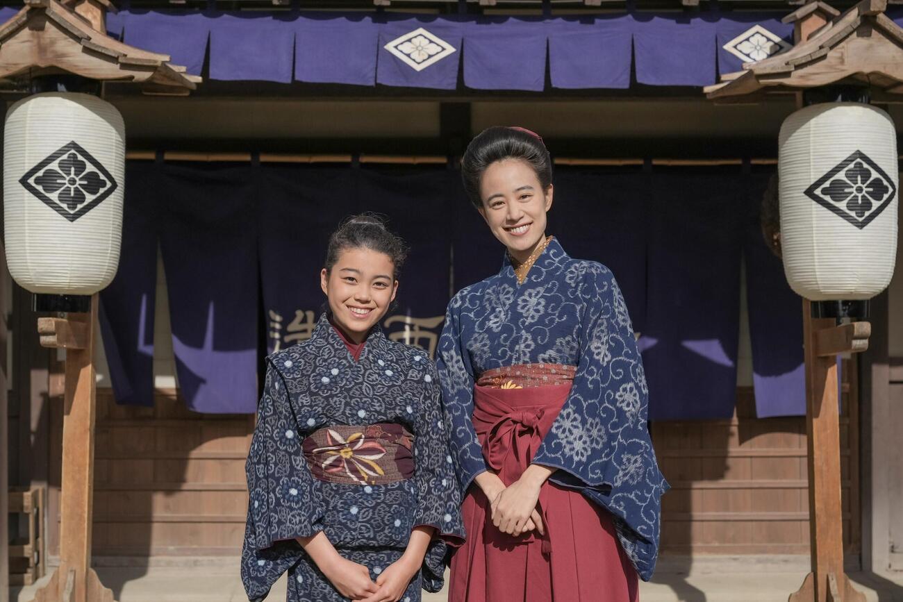 NHK連続テレビ小説「ブラッサム」でヒロインを演じる石橋静河（右）と幼少期を演じる村上蘭（C）NHK