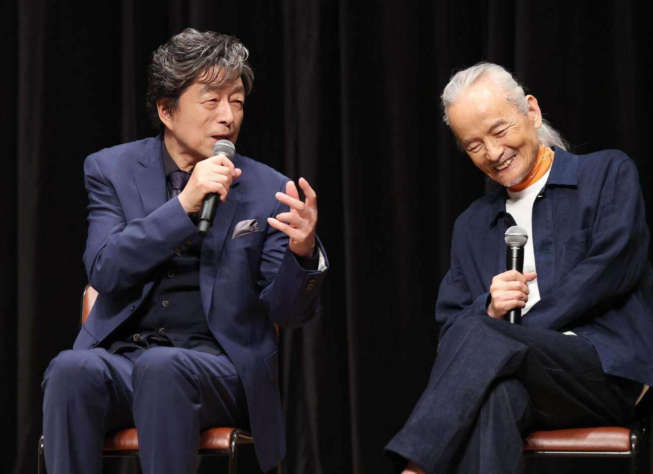 「The 51th Anniversary俺たちの旅　スペシャルコンサート」合同取材会で思い出話しで盛り上がる中村雅俊（左）と秋野太作（撮影・黒川智章）