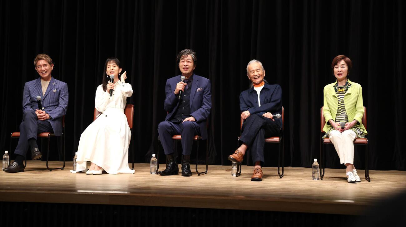 「The 51th Anniversary俺たちの旅　スペシャルコンサート」合同取材会で盛り上がる左から田中健、岡田奈々、中村雅俊、秋野太作、上村香子（撮影・黒川智章）