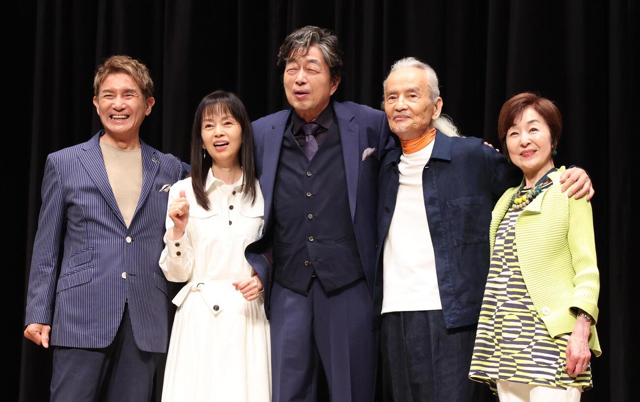 「The 51th Anniversary俺たちの旅　スペシャルコンサート」合同取材会で肩を組み笑顔の左から田中健、岡田奈々、中村雅俊、秋野太作、上村香子（撮影・黒川智章）