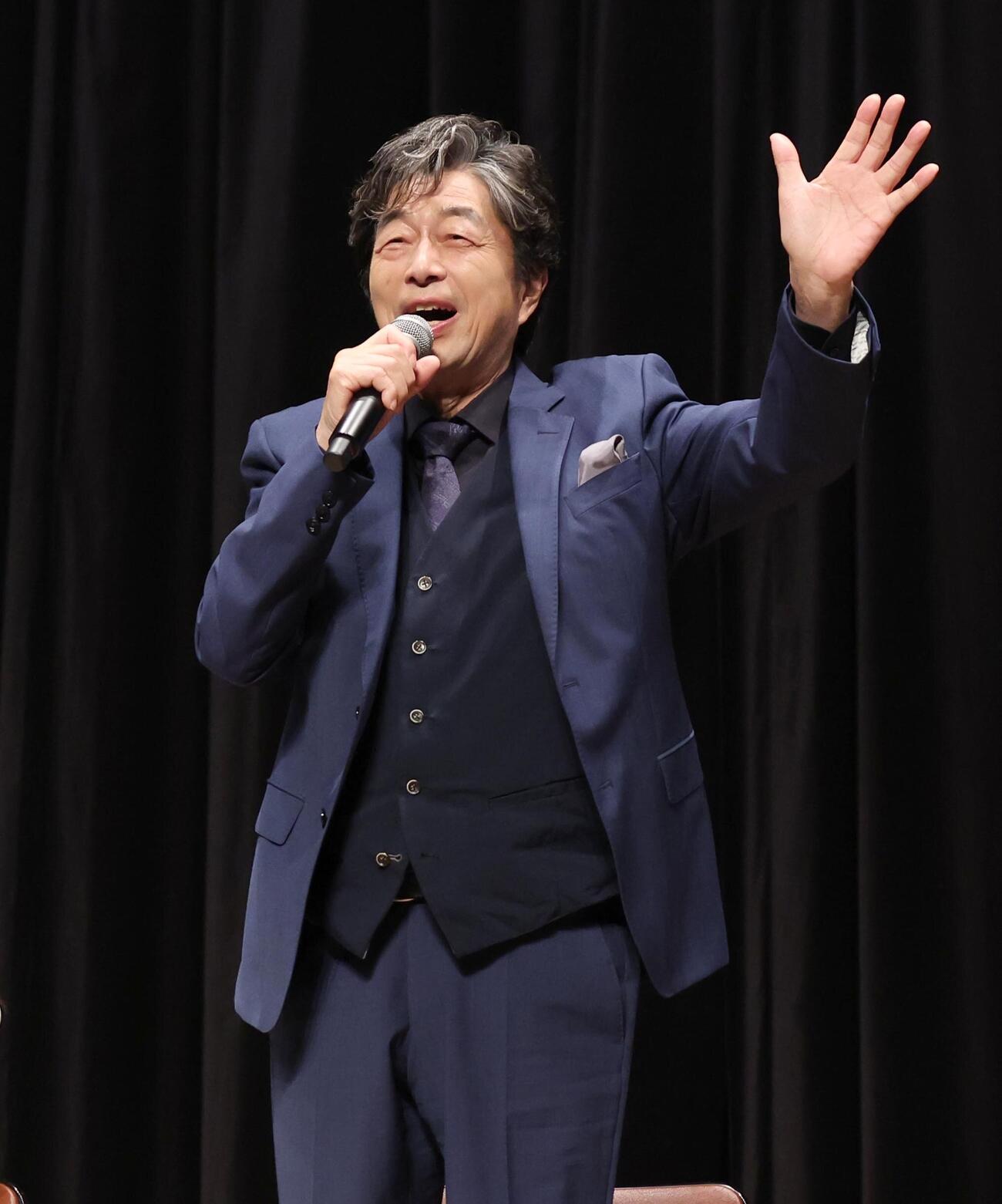 「The 51th Anniversary俺たちの旅　スペシャルコンサート」合同取材会で思い出話しで盛り上がる中村雅俊（撮影・黒川智章）