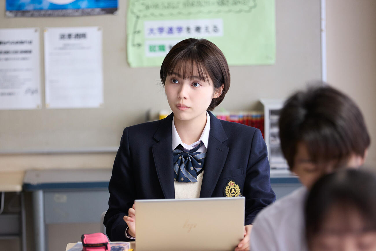 6月24日配信開始のオリジナルドラマ「どんな綺麗な朝日より沈む夕日を僕は推す」に出演する秋田汐梨