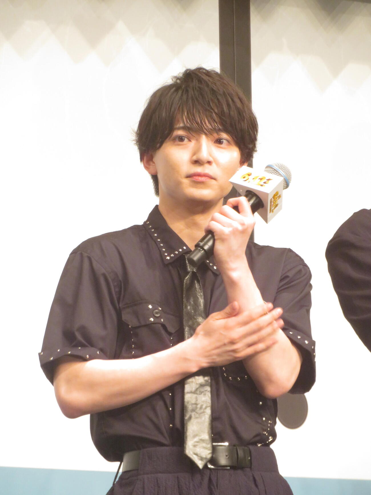 映画「おそ松さん　人類クズ化計画！！！！！？」完シェー報告会に登壇した西村拓哉