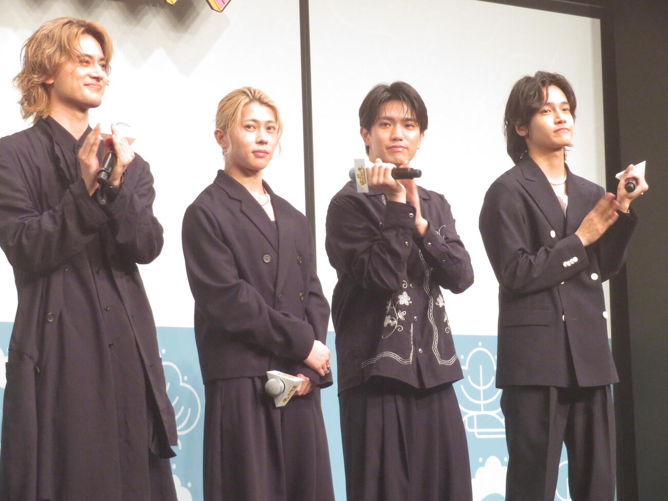 映画「おそ松さん　人類クズ化計画！！！！！？」完シェー報告会に登壇したAぇ！group、左から小島健、末澤誠也、正門良規、佐野晶哉