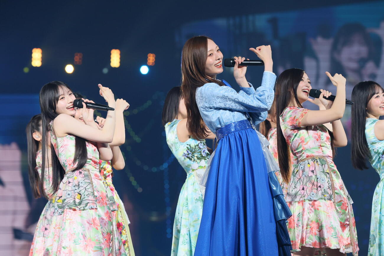 梅澤美波卒業コンサートを行った乃木坂46、左から川﨑桜、梅澤美波井上和（C）乃木坂46LLC