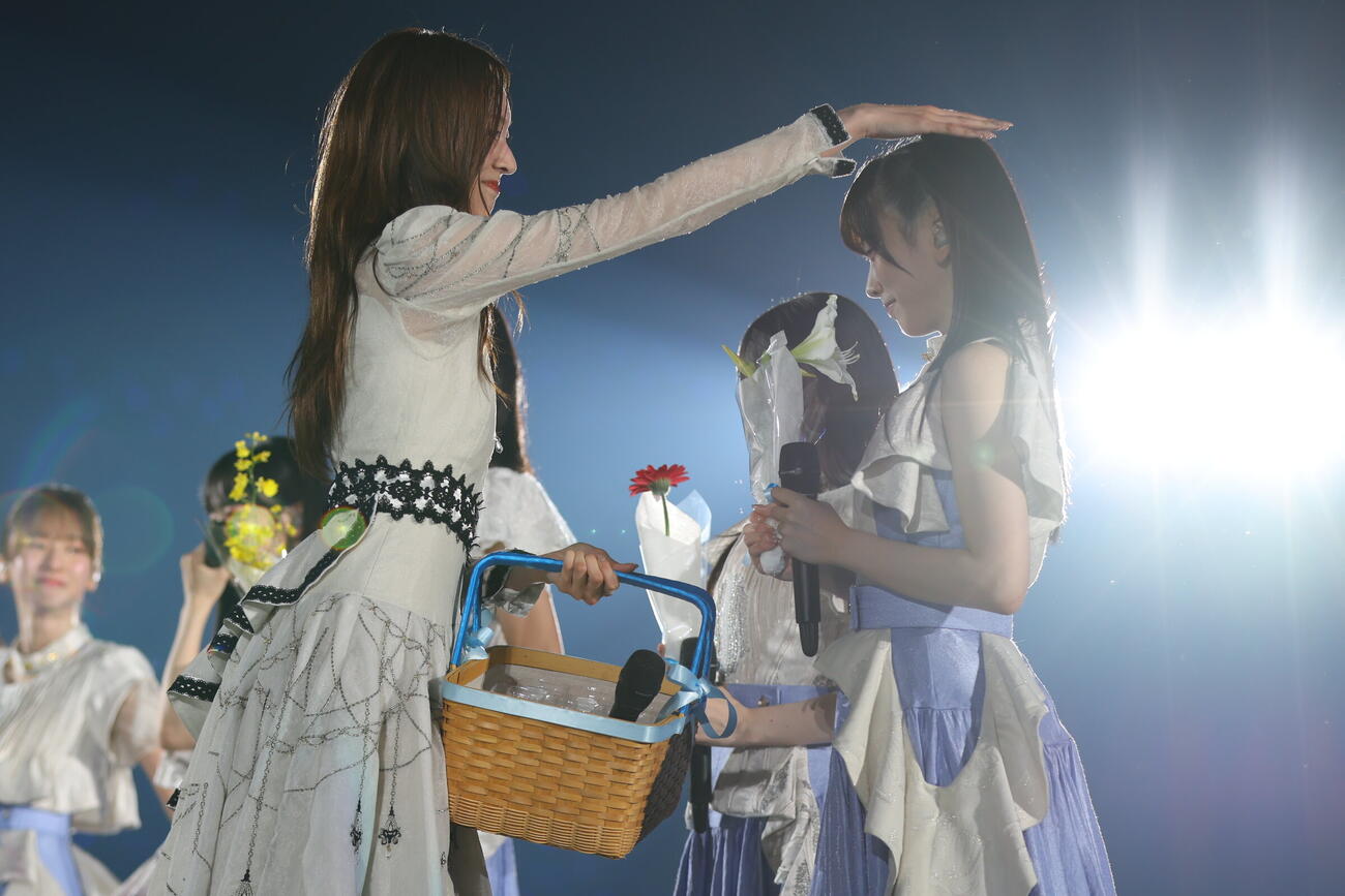 梅澤美波卒業コンサートを行った乃木坂46、左は梅澤美波、右は池田瑛紗Ⓒ乃木坂46LLC