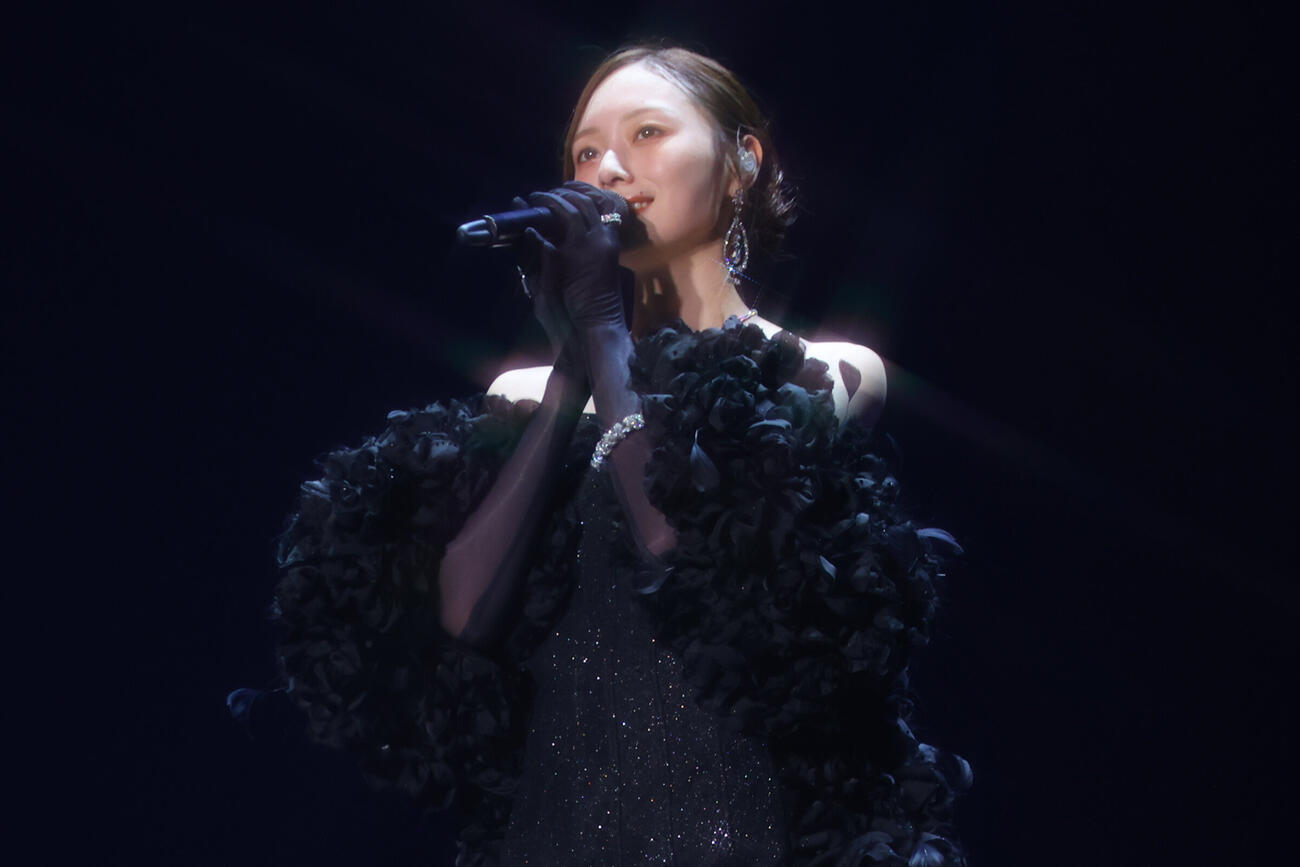 卒業コンサートでドレスに袖を通した梅澤美波（C）乃木坂46LLC