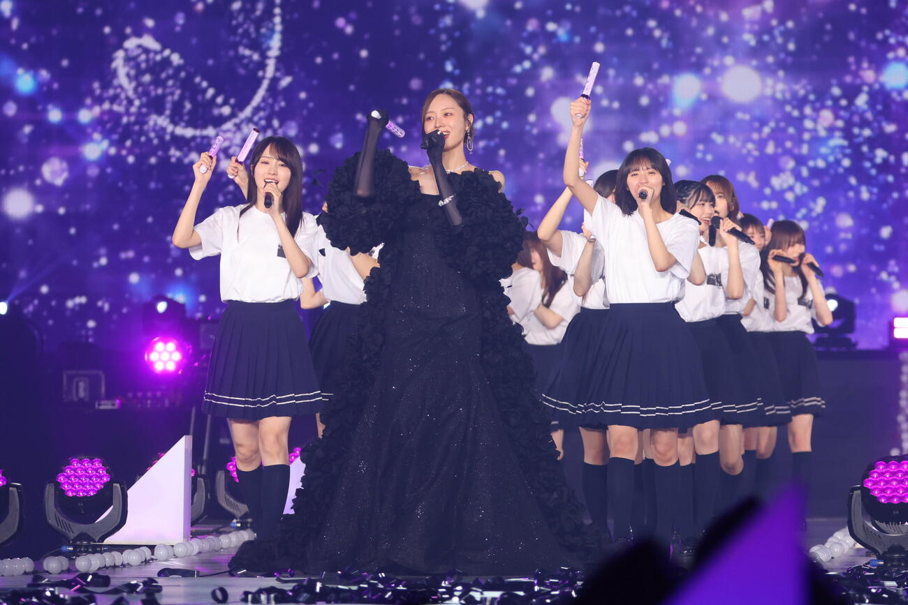 梅澤美波卒業コンサートを行った乃木坂46。中央は梅澤美波、左は賀喜遥香、右は遠藤さくら（C）乃木坂46LLC