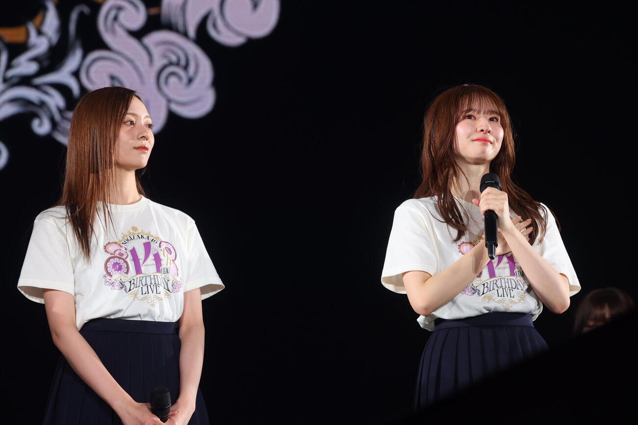 14th YEAR BIRTHDAY LIVEを行った乃木坂46、梅澤美波（左）と菅原咲月（右）