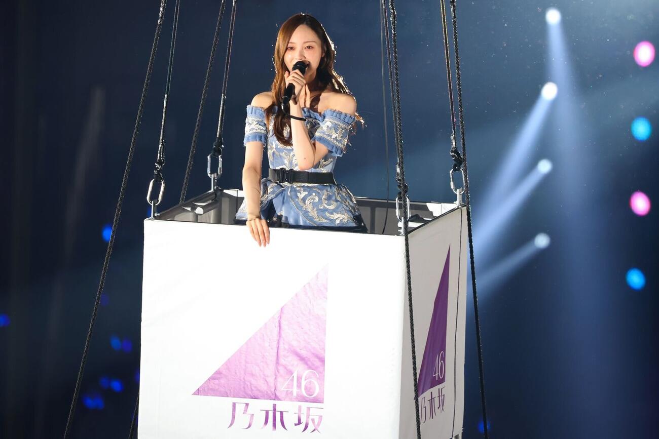 卒業コンサートで気球に乗った乃木坂46梅澤美波　（C）乃木坂46LLC