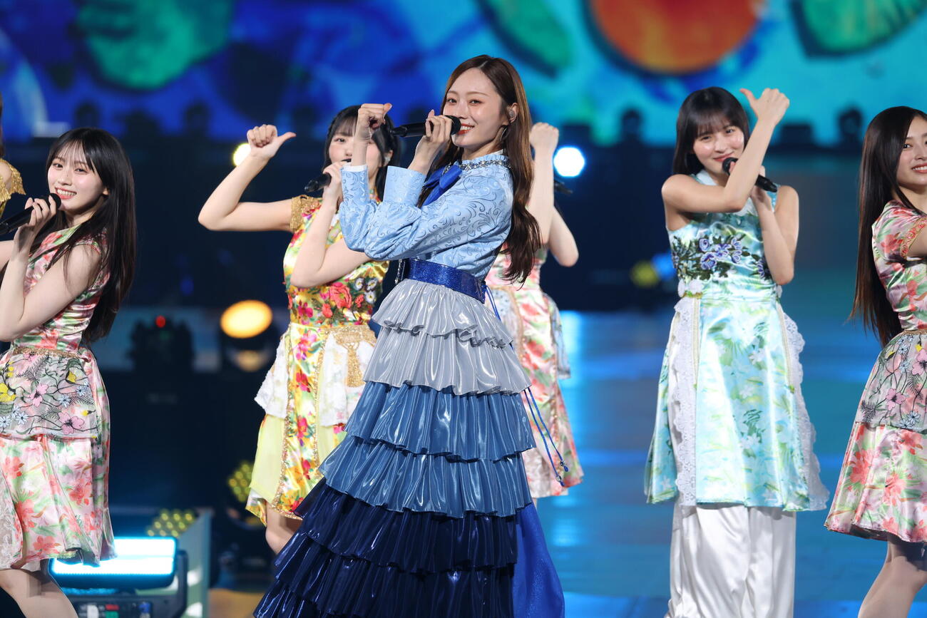 梅澤美波卒業コンサートを行った乃木坂46、中央は梅澤美波（C）乃木坂46LLC