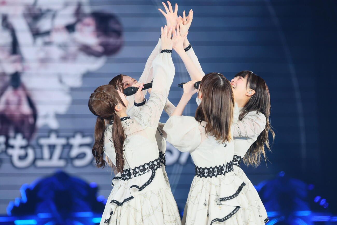 梅澤美波卒業コンサートを行った乃木坂46（C）乃木坂46LLC