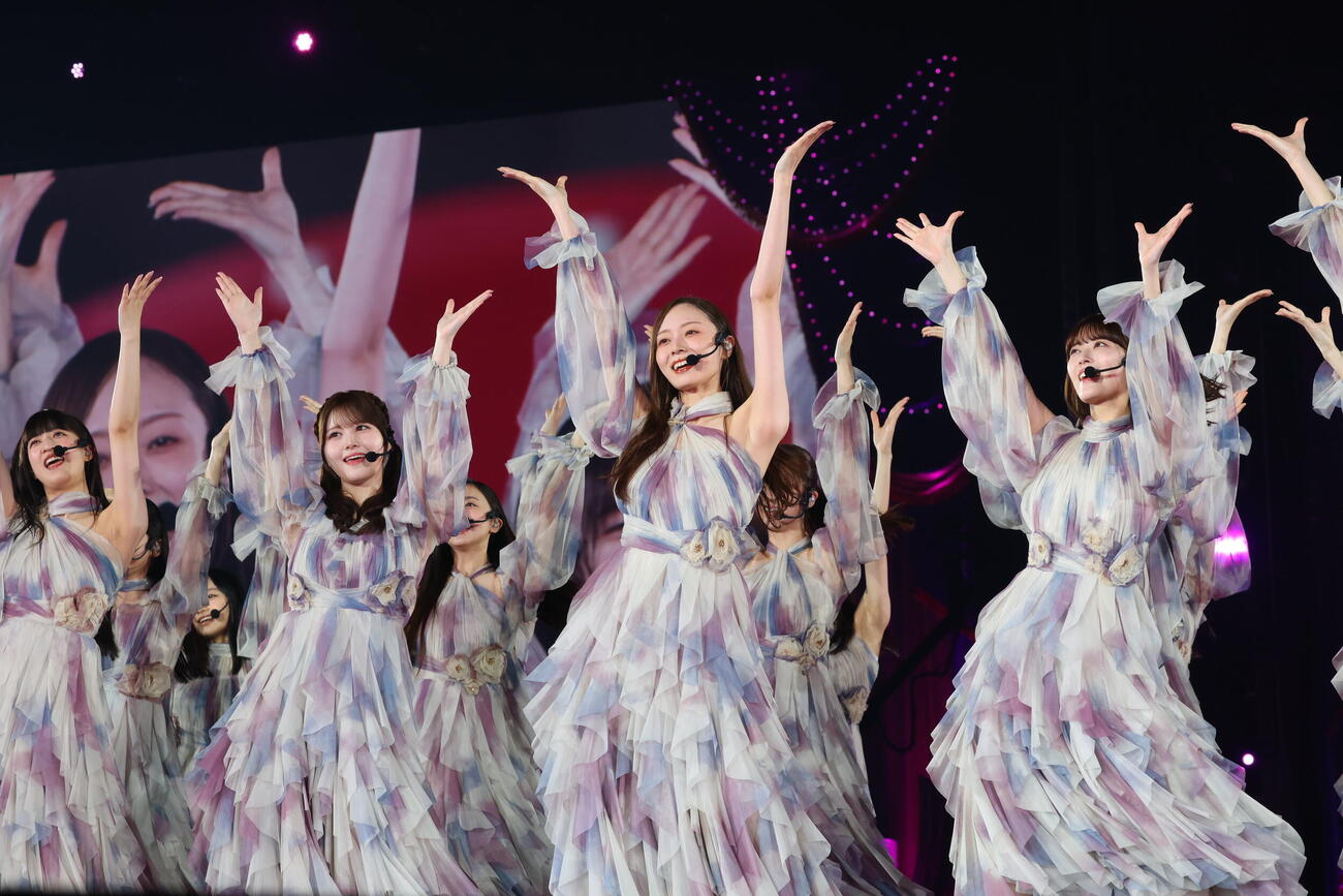 梅澤美波卒業コンサートを行った乃木坂46、左から吉田綾乃クリスティー、伊藤理々杏、梅澤美波、岩本蓮加（C）乃木坂46LLC