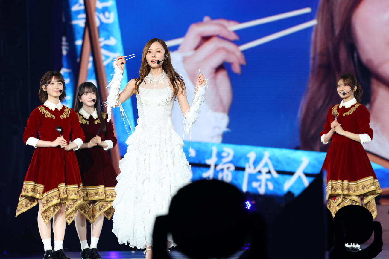 梅澤美波卒業コンサートを行った乃木坂46、左から筒井あやめ、鈴木佑捺、梅澤美波、奥田いろは（C）乃木坂46LLC