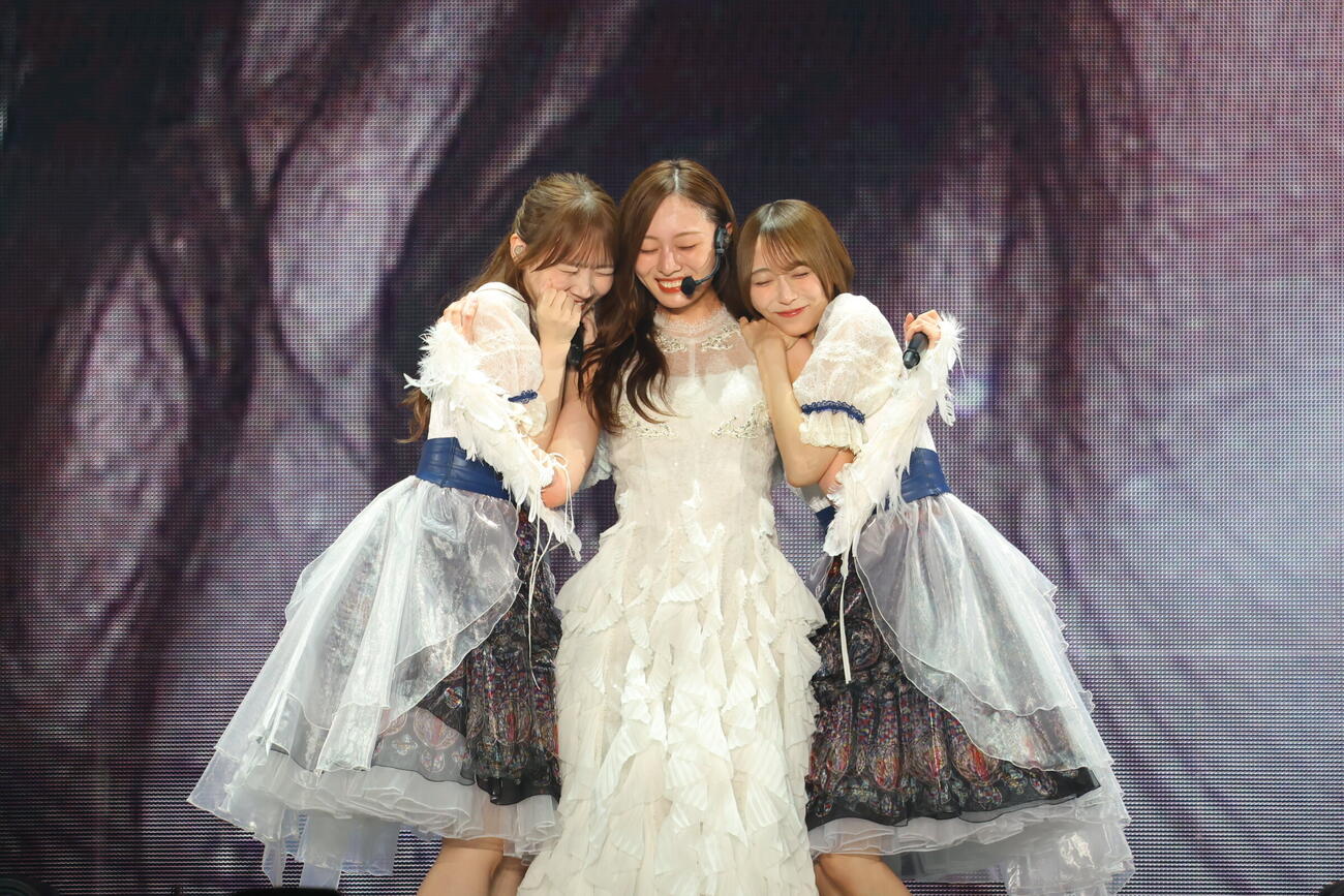 梅澤美波卒業コンサートを行った乃木坂46、左から田村真佑、梅澤美波、弓木奈於（C）乃木坂46LLC