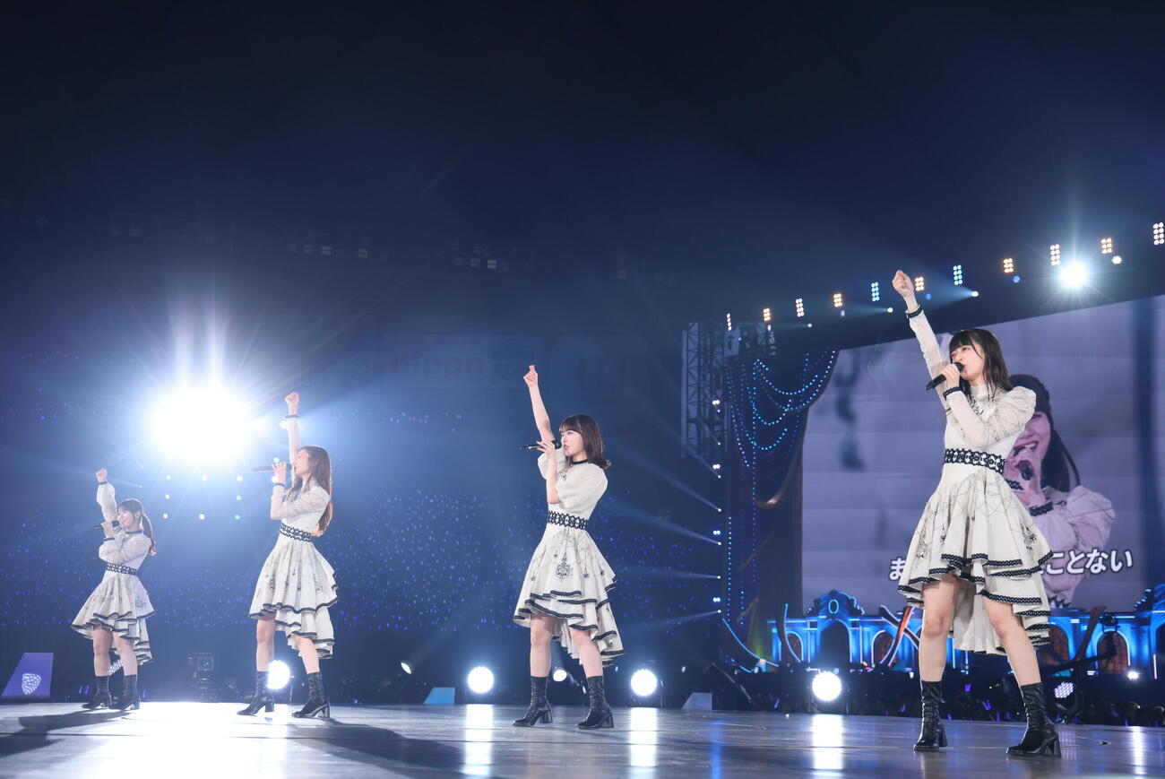 梅澤美波卒業コンサートを行った乃木坂46、左から伊藤理々杏、梅澤美波、岩本蓮加、吉田綾乃クリスティー（C）乃木坂46LLC