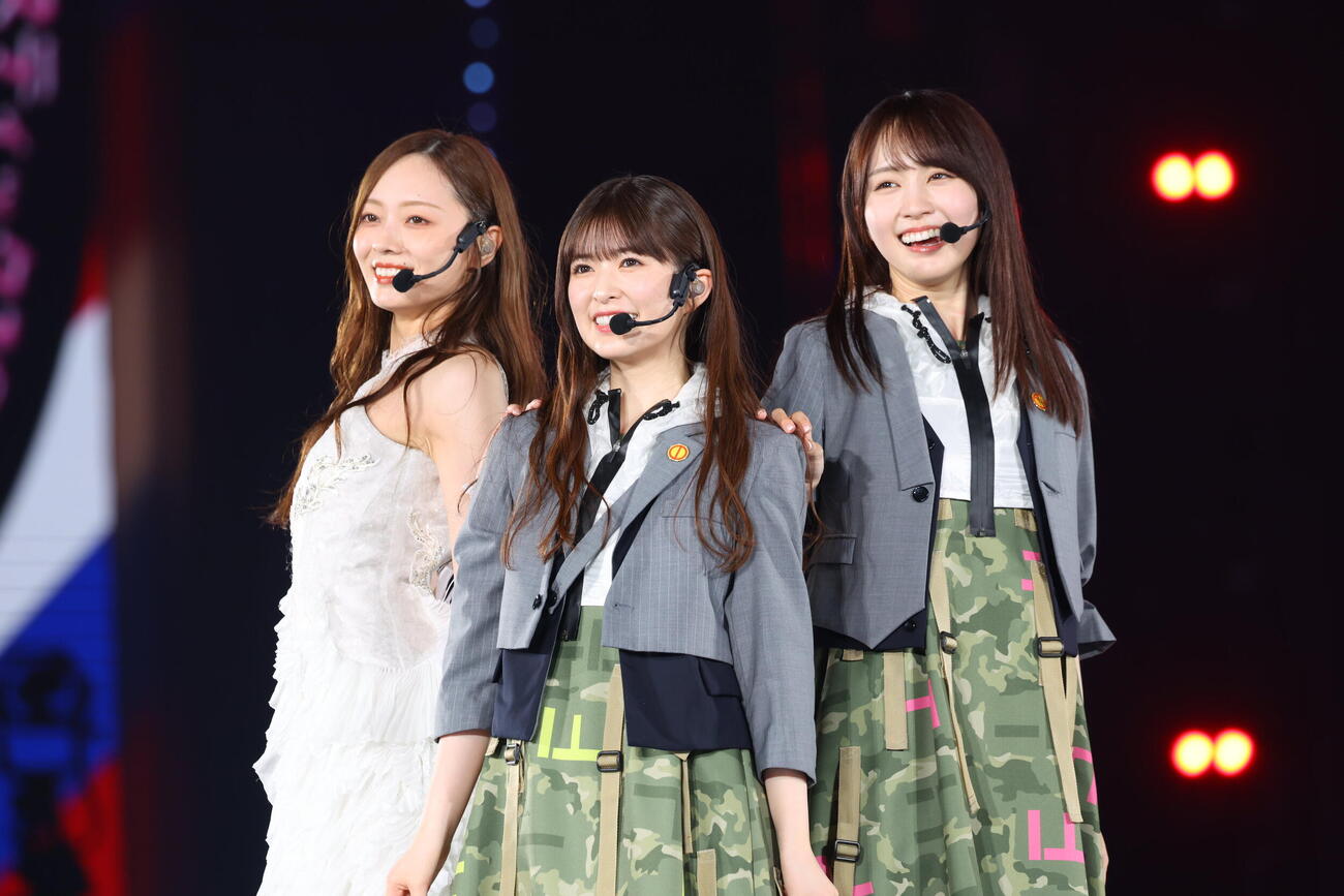 梅澤美波卒業コンサートを行った乃木坂46、左から梅澤美波、小川彩、賀喜遥香（C）乃木坂46LLC