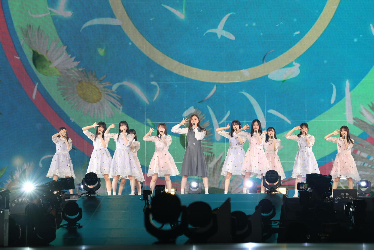 梅澤美波卒業コンサートを行った乃木坂46、左から矢田萌華、海邉朱莉、鈴木佑捺、瀬戸口心月、愛宕心響、梅澤美波、大越ひなの、川端晃菜、小津玲奈、長嶋凛桜、森平麗心（C）乃木坂46LLC