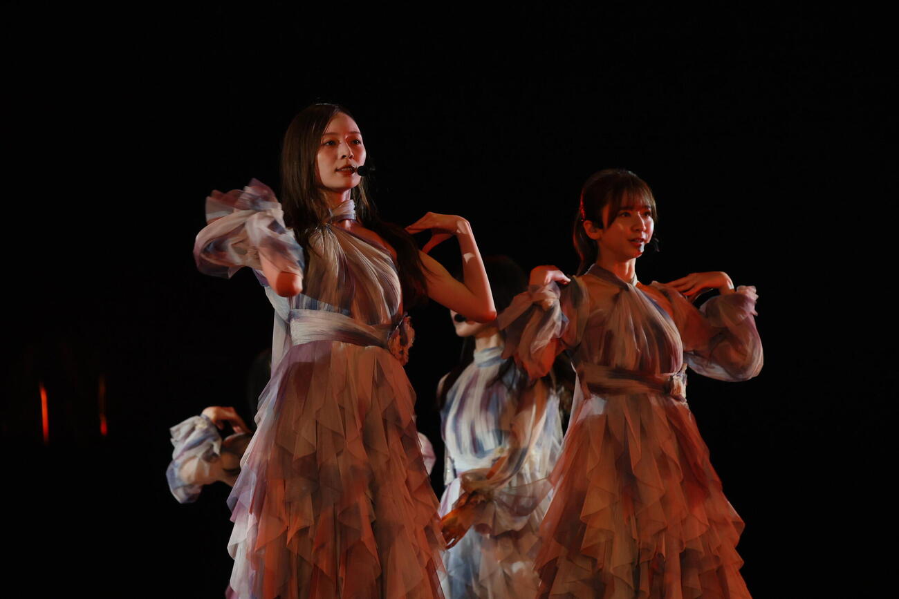 梅澤美波卒業コンサートを行った乃木坂46、左は梅澤美波、右は菅原咲月（C）乃木坂46LLC
