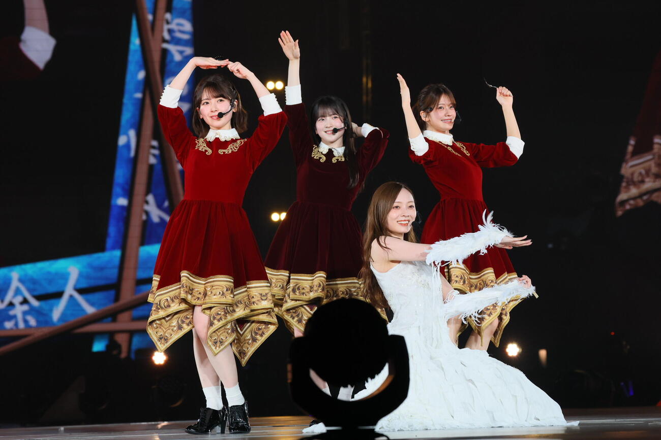 梅澤美波卒業コンサートを行った乃木坂46、前列は梅澤美波、後列左から筒井あやめ、鈴木佑捺、奥田いろは（C）乃木坂46LLC