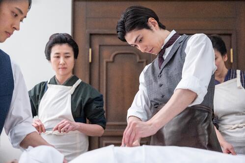 【第９週の風、薫る】フユの手術介助の技術を目の当たりにしたりんは教えを乞う