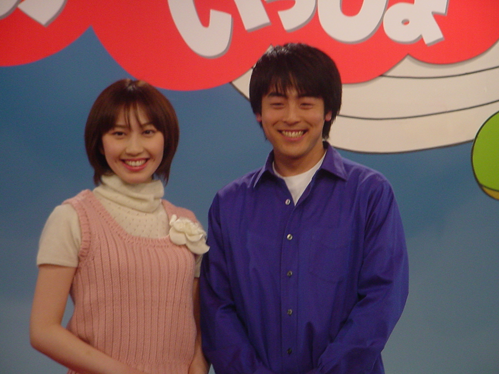 新しい歌のお兄さん、お姉さんに決まったはいだしょうこ（左）と今井ゆうぞう＝03年2月撮影