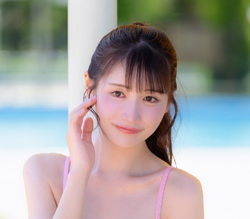 ピンクのビキニ姿を公開した藍野りな（藍野りなのインスタグラムから）