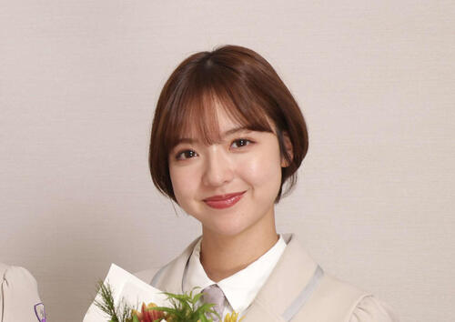「やけに懐かしく感じる」ドレス姿梅澤美波を囲む乃木坂46豪華OGショットを和田まあやが公開