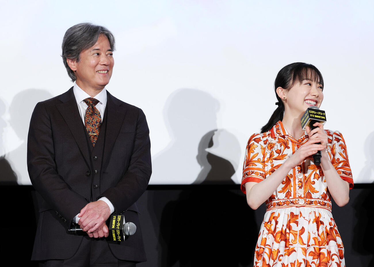 舞台あいさつに臨む唐沢寿明（左）と芦田愛菜（撮影・鈴木正人）