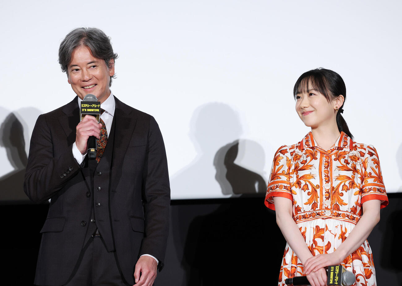 舞台あいさつに臨む唐沢寿明（左）と芦田愛菜（撮影・鈴木正人）