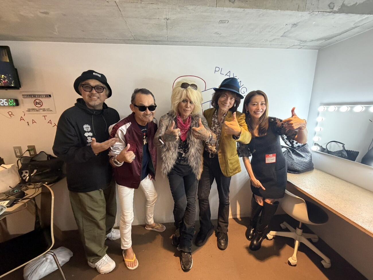 「ZIGGY大復活祭」を開催したZIGGYの森重樹一（左から3人目）。左からゲストのマッコイ斎藤、高橋まこと、1人おいてダイヤモンド☆ユカイ、熊切あさ美