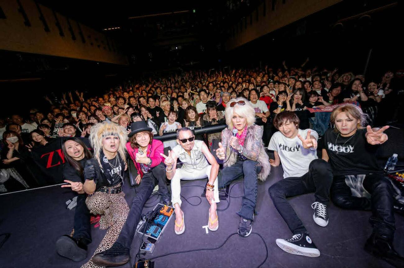 ステージを終えてファンをバックに記念撮影する、左から3人目からダイヤモンド☆ユカイ、高橋まこと、森重樹一たち