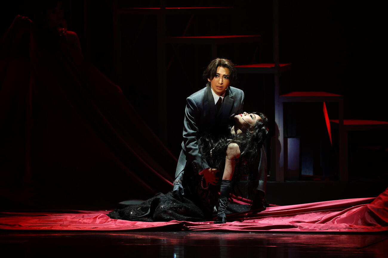 「黒蜥蜴」で明智小五郎を演じる桜木みなと（左）と黒蜥蜴を演じる春乃さくら（撮影・上田博志）