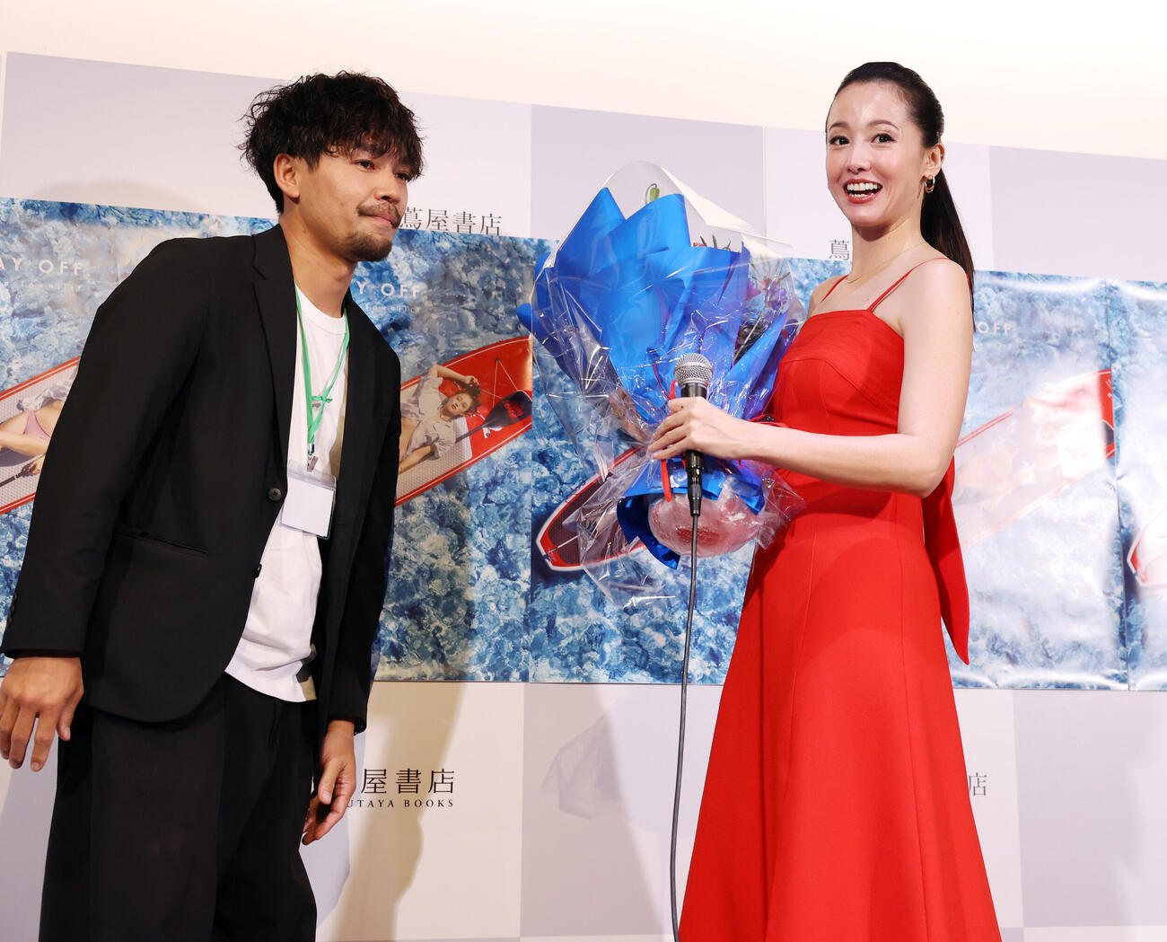写真集「DAY OFF」刊行記念イベントで、撮影したカメラマンからサプライズで花束が贈られ笑顔の沢尻エリカ（撮影・浅見桂子）