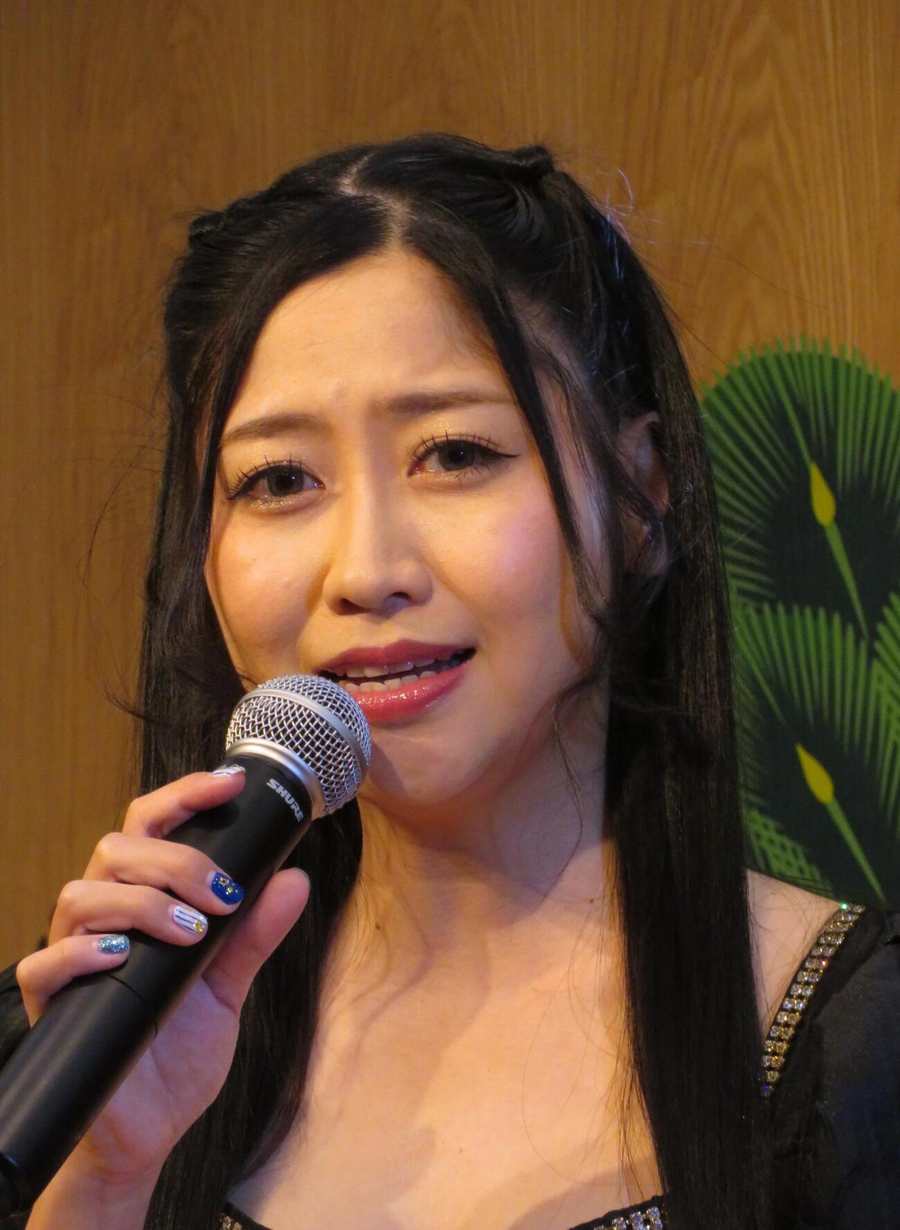 新曲発売記念イベントで居酒屋「庄や」の一日店長になった門松みゆき
