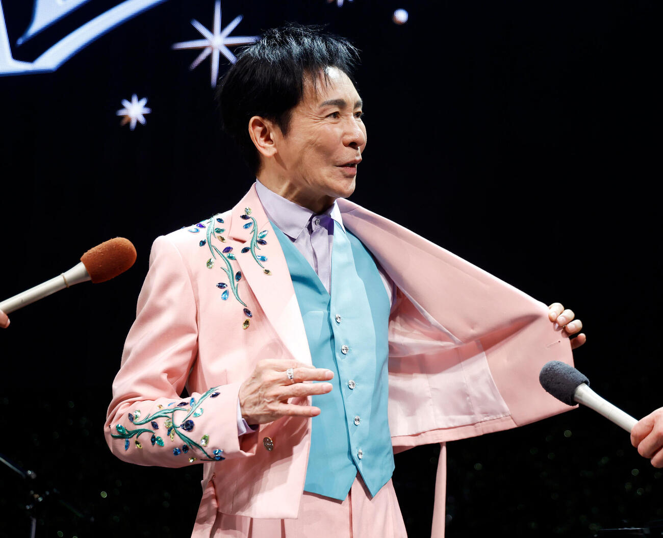 郷ひろみ2026年全国ツアー初日　囲み取材に応じ、ジャケットプレーを実演する郷ひろみ（撮影・山本朝陽）