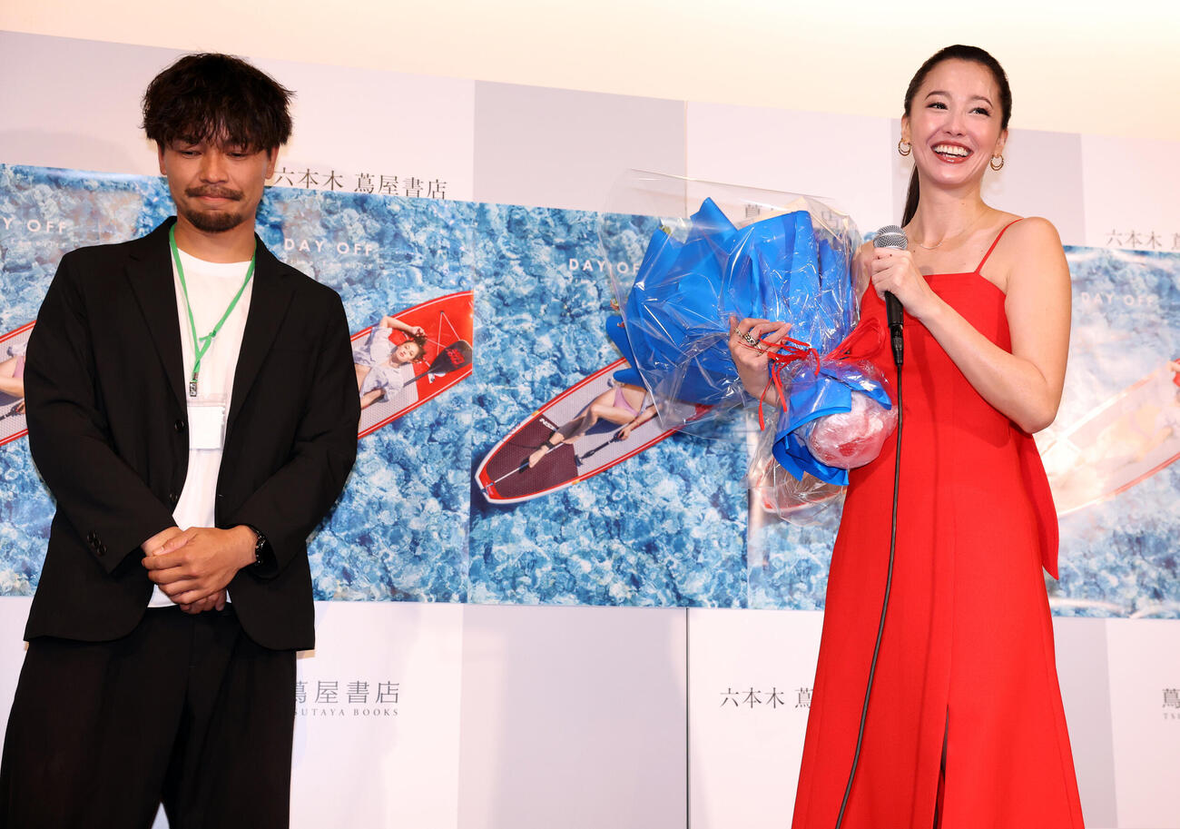 写真集「DAY OFF」刊行記念イベントで、撮影したカメラマンからサプライズで花束が贈られ笑顔の沢尻エリカ（撮影・浅見桂子）